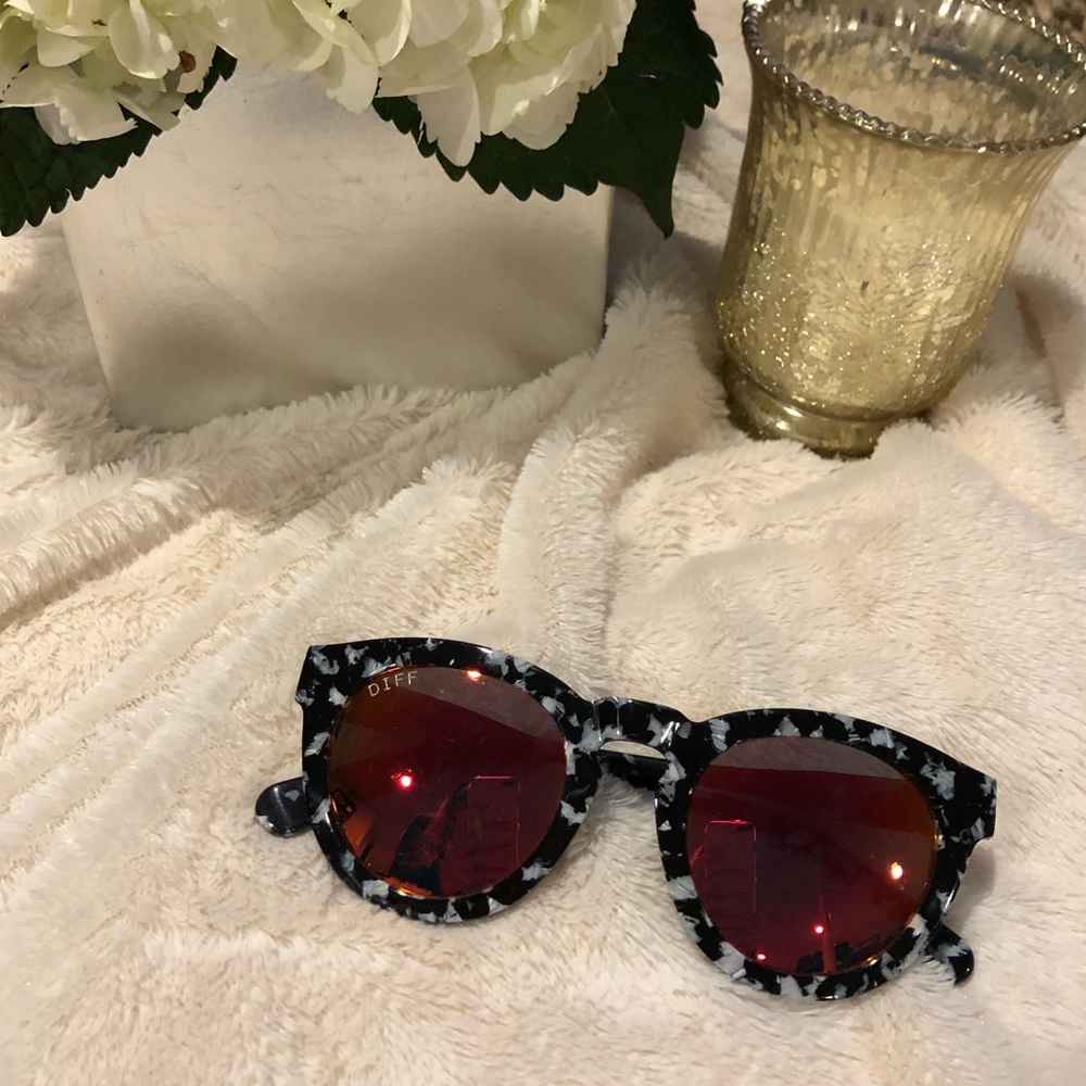 *GREAT CONDITION* DIFF Eyewear black white leopard